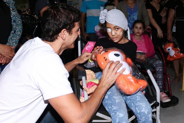 Reynaldo Gianecchini entrega presentes de Natal para crianças com câncer