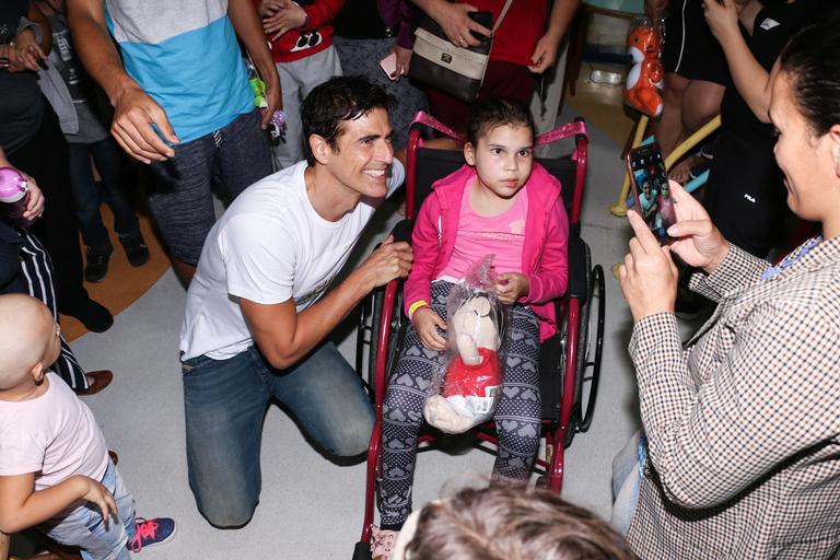 Reynaldo Gianecchini entrega presentes de Natal para crianças com câncer