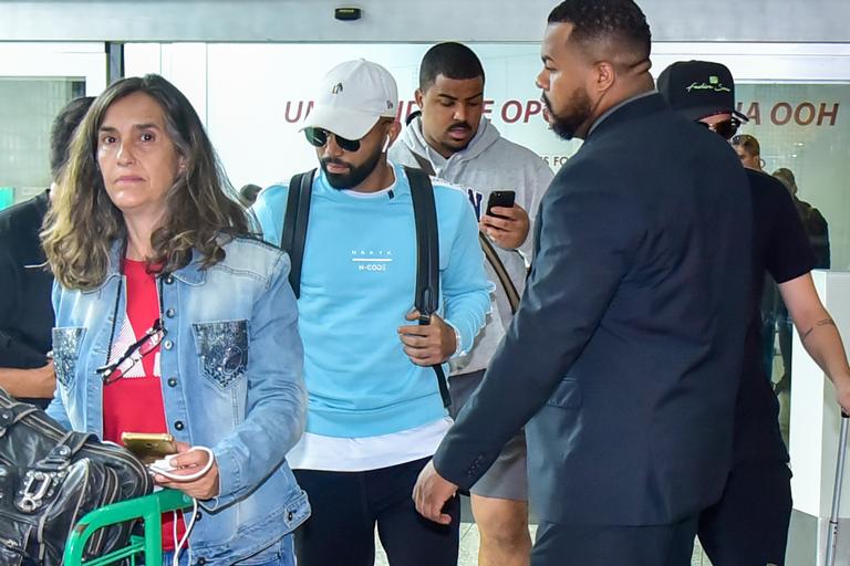 Sozinho, Gabigol é flagrado no aeroporto de São Paulo