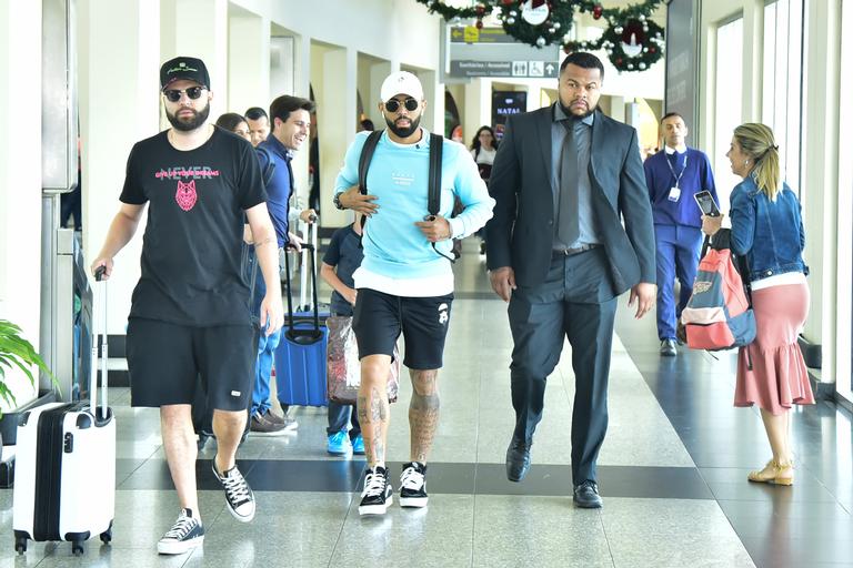 Sozinho, Gabigol é flagrado no aeroporto de São Paulo