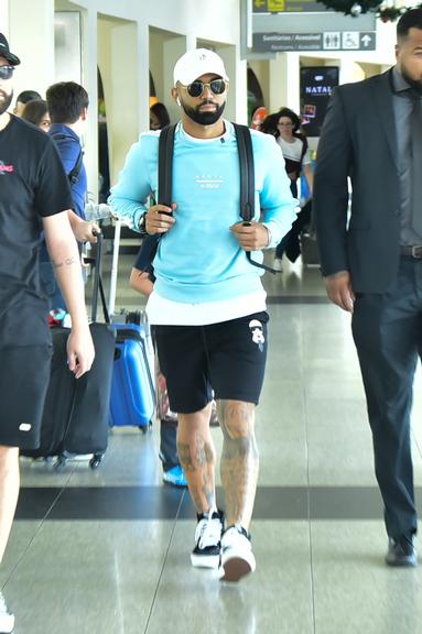 Sozinho, Gabigol é flagrado no aeroporto de São Paulo