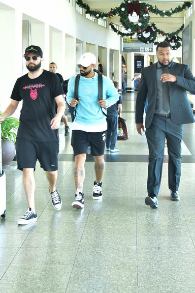 Sozinho, Gabigol é flagrado no aeroporto de São Paulo