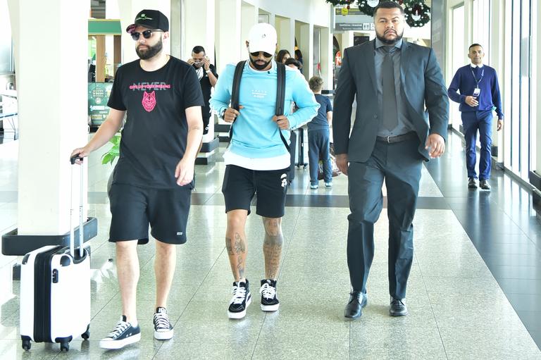 Sozinho, Gabigol é flagrado no aeroporto de São Paulo