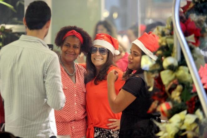 Susana Vieira esbanja simpatia durante ida ao salão