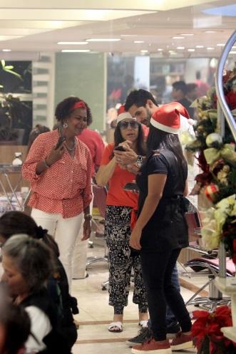 Susana Vieira esbanja simpatia durante ida ao salão