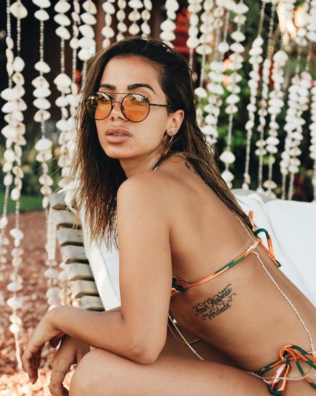 De biquíni, Anitta posa deslumbrante e para tudo