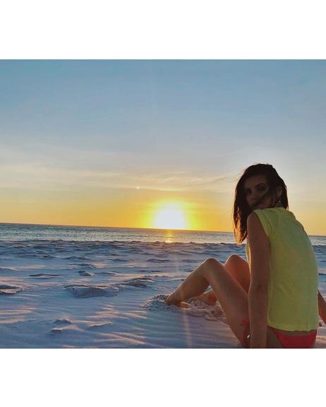 Camila Queiroz postou um pouco de seu passeio de quadriciclo em praia de Arraial do Cabo 