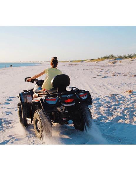 Camila Queiroz postou um pouco de seu passeio de quadriciclo em praia de Arraial do Cabo 