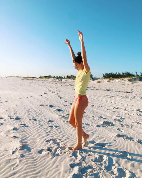 Camila Queiroz postou um pouco de seu passeio de quadriciclo em praia de Arraial do Cabo 