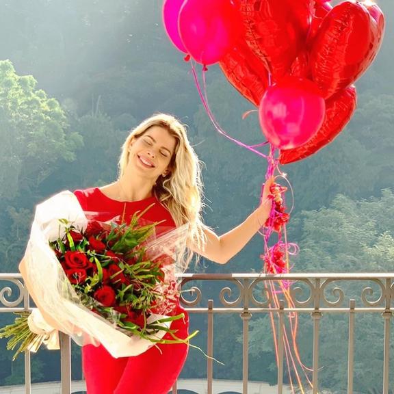 Karina Bacchi revela o que move sua vida e renova suas energias nas redes sociais