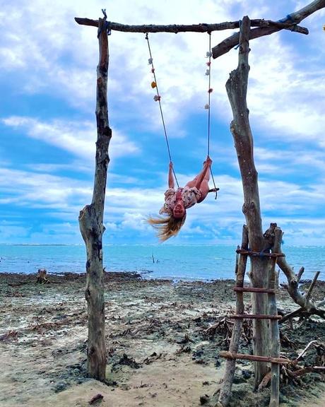 Lívia Andrade de biquíni fio-dental na praia