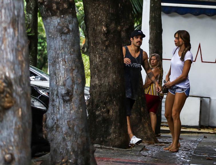 Grazi Massafera e Caio Castro em loja de sucos na Barra da Tijuca