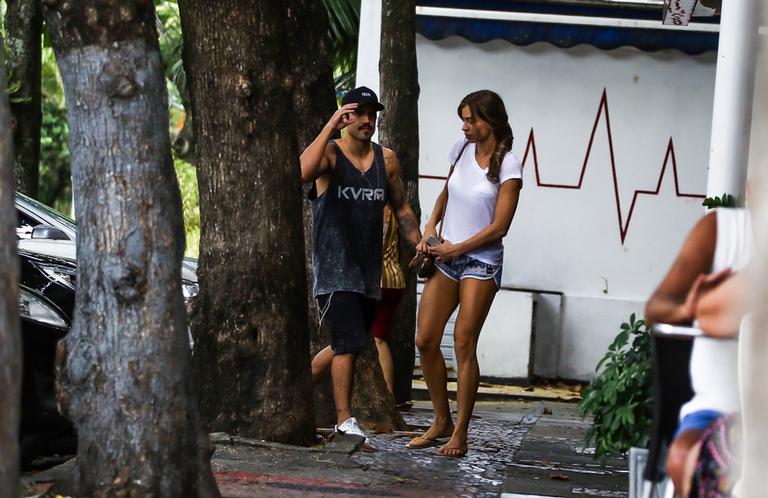 Grazi Massafera e Caio Castro em loja de sucos na Barra da Tijuca