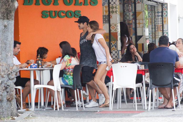 Grazi Massafera e Caio Castro em loja de sucos na Barra da Tijuca