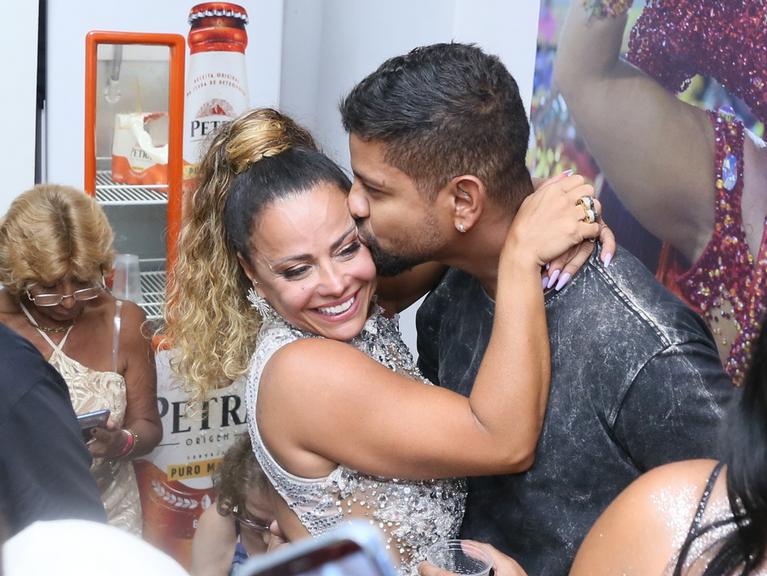 Viviane Araújo e o namorado, Guilherme Militão, em ensaio do Salgueiro