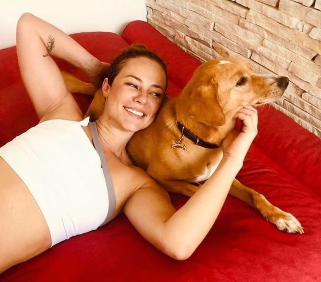 Paolla Oliveira exibe fotos com o cachorro depois do treino