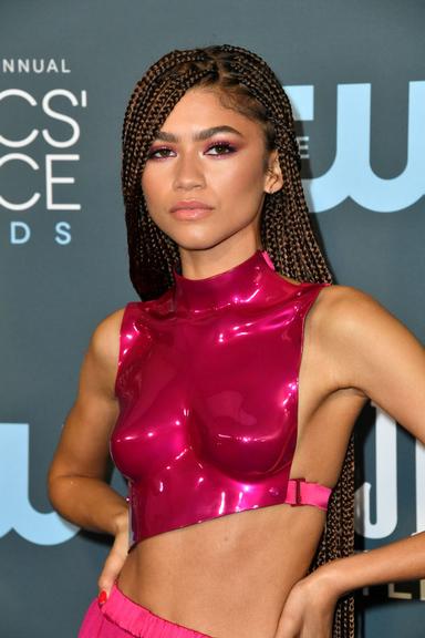 Zendaya aposta em look grifado avaliado em R$ 61 mil no Critics' Choice Awards