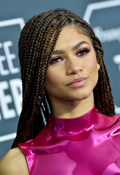 Zendaya aposta em look grifado avaliado em R$ 61 mil no Critics' Choice Awards