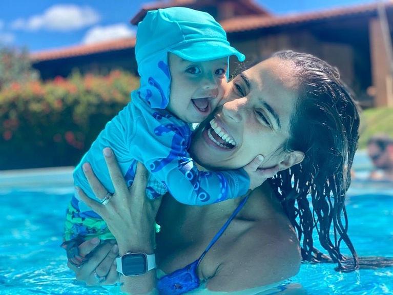 Camilla Camargo explode o fofurômetro com fotos ao lado de Joaquim na piscina