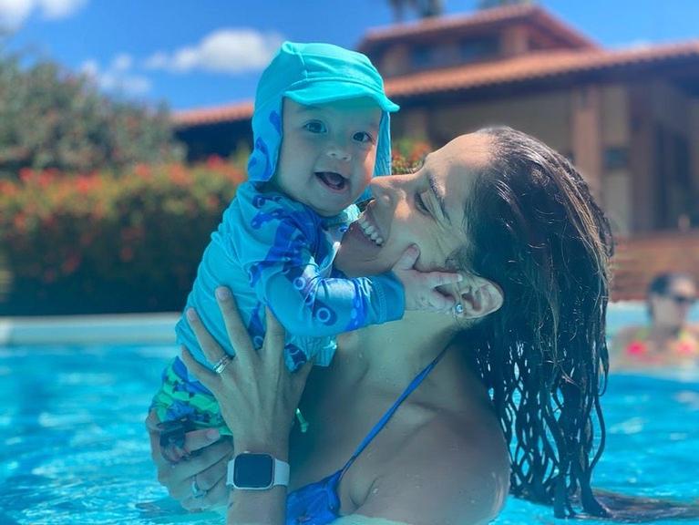 Camilla Camargo explode o fofurômetro com fotos ao lado de Joaquim na piscina