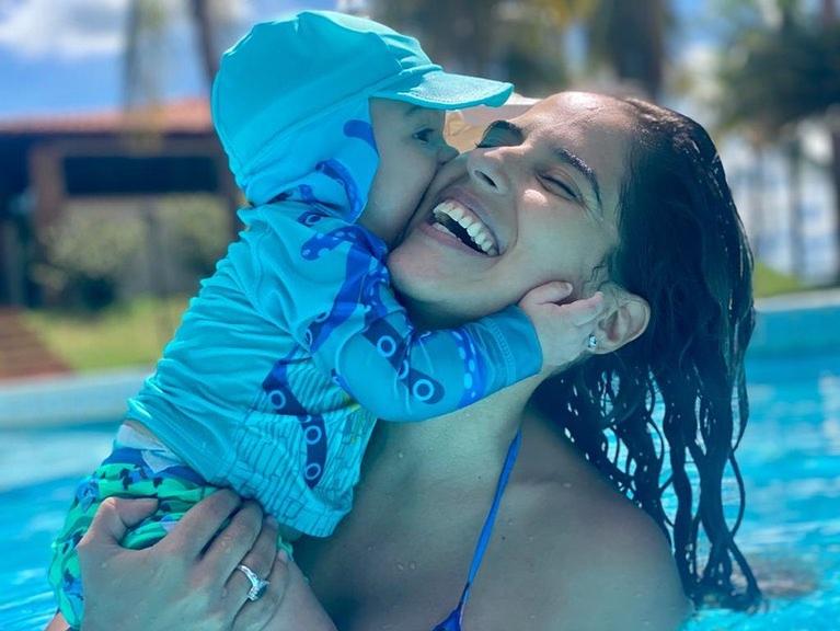 Camilla Camargo explode o fofurômetro com fotos ao lado de Joaquim na piscina