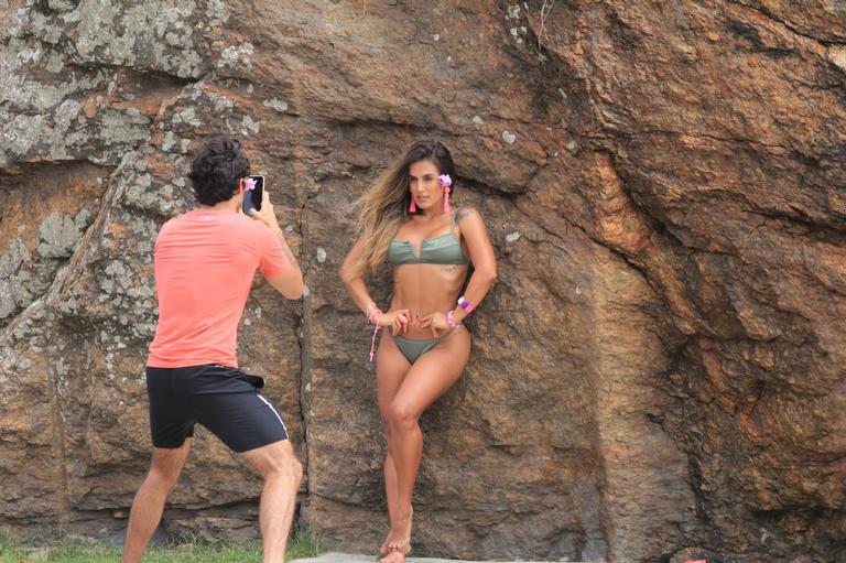 Ex-BBB Carol Peixinho é flagrada em ensaio fotográfico na praia