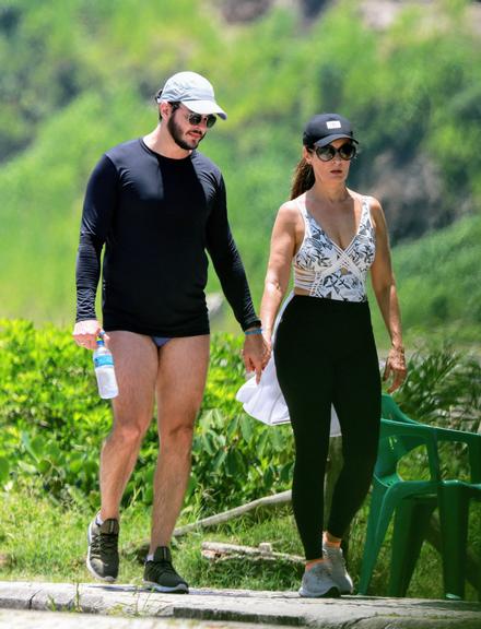 Fátima Bernardes e Túlio Gadêlha caminhando na orla da Barra da Tijuca