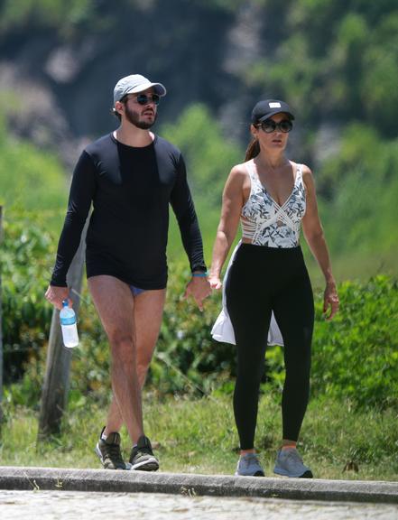 Fátima Bernardes e Túlio Gadêlha caminhando na orla da Barra da Tijuca