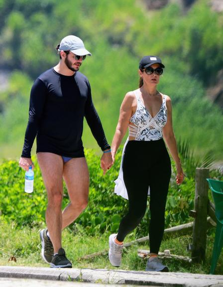 Fátima Bernardes e Túlio Gadêlha caminhando na orla da Barra da Tijuca