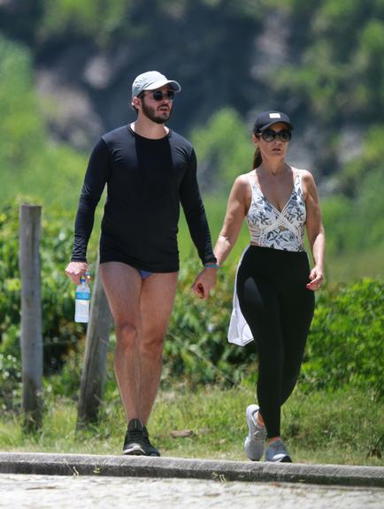 Fátima Bernardes e Túlio Gadêlha caminhando na orla da Barra da Tijuca