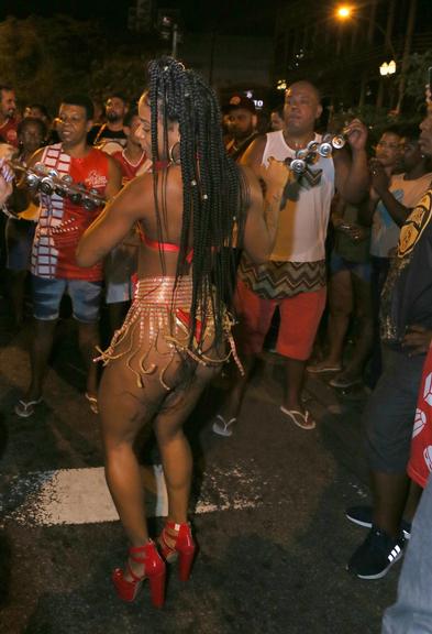 Viviane Araujo e a Mc Rebecca arrasaram no samba em ensaio de rua da Salgueiro 