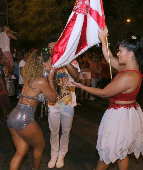 Viviane Araujo e a Mc Rebecca arrasaram no samba em ensaio de rua da Salgueiro 