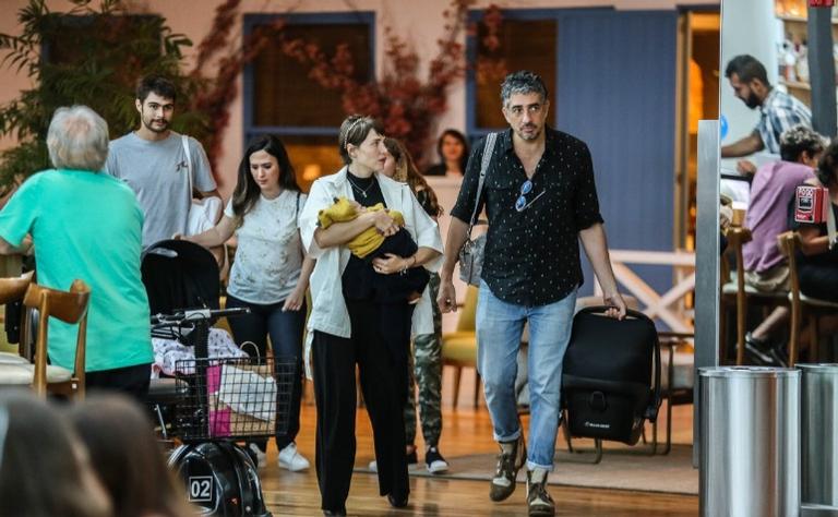 Tatá Werneck e Rafa Vitti leva Clara Maria para almoço com Leticia Colin, Michel Melamed e Uri