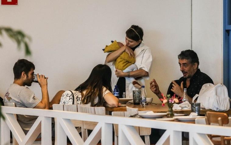 Tatá Werneck e Rafa Vitti leva Clara Maria para almoço com Leticia Colin, Michel Melamed e Uri