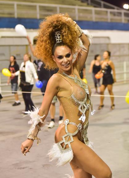 Fernanda Lacerda, a Mendigata, exibe corpão durante ensaio de Carnaval