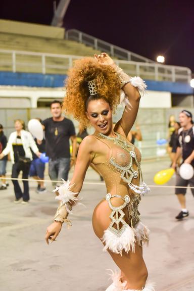 Fernanda Lacerda, a Mendigata, exibe corpão durante ensaio de Carnaval