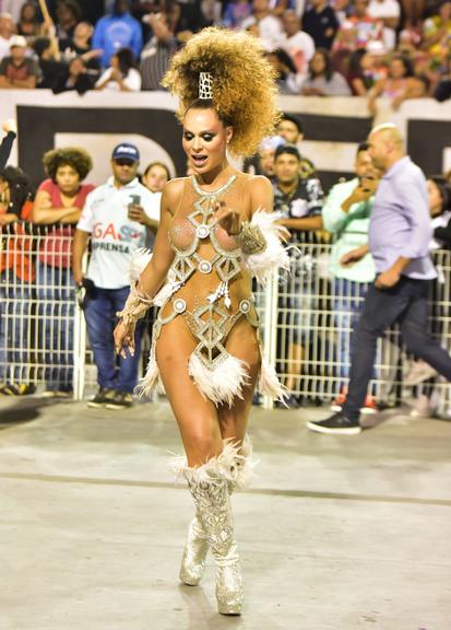 Fernanda Lacerda, a Mendigata, exibe corpão durante ensaio de Carnaval