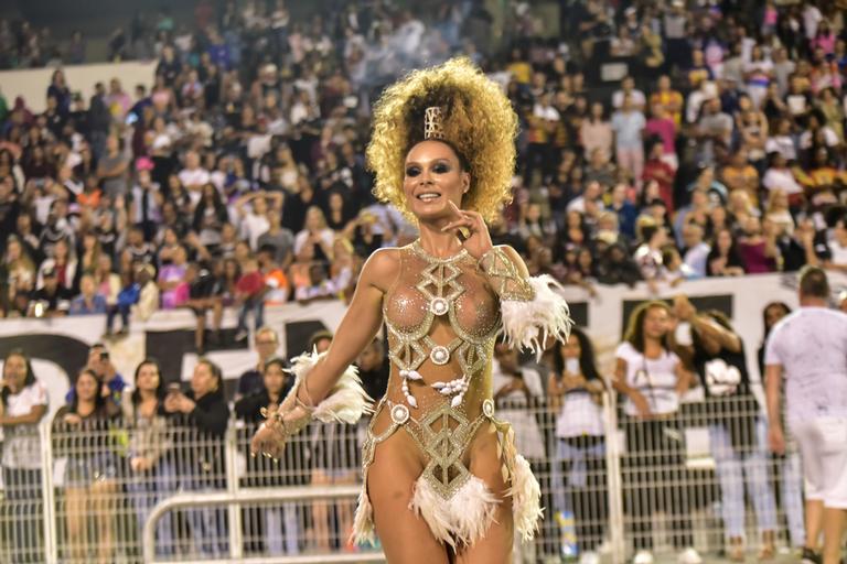 Fernanda Lacerda, a Mendigata, exibe corpão durante ensaio de Carnaval