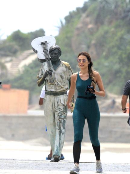 Patricia Poeta caminhando em Ipanema