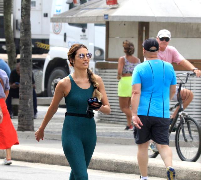 Patricia Poeta caminhando em Ipanema