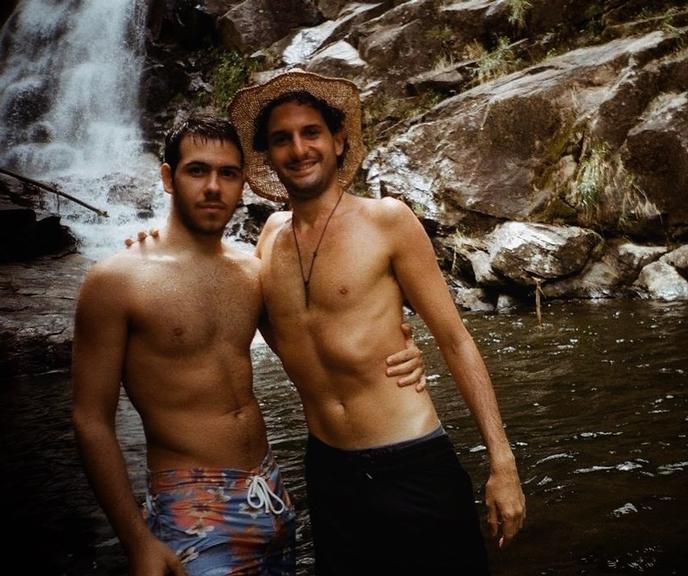 O ator publicou algumas fotos ao lado de amigos curtindo um dia em uma cachoeira 