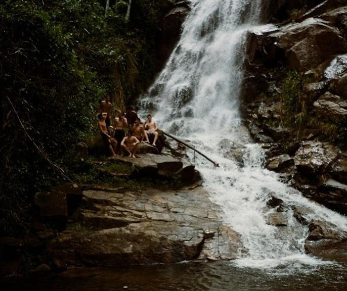 O ator publicou algumas fotos ao lado de amigos curtindo um dia em uma cachoeira 