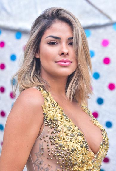 Ex-BBB Munik Nunes surpreende fãs e surge loira durante ensaio de Carnaval