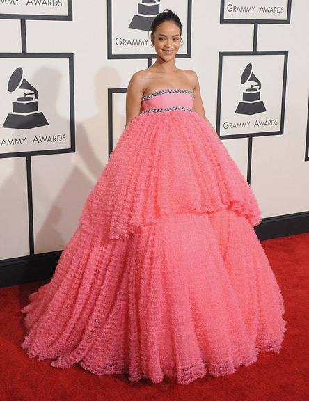 Relembre os looks mais polêmicos do Grammy Awards!