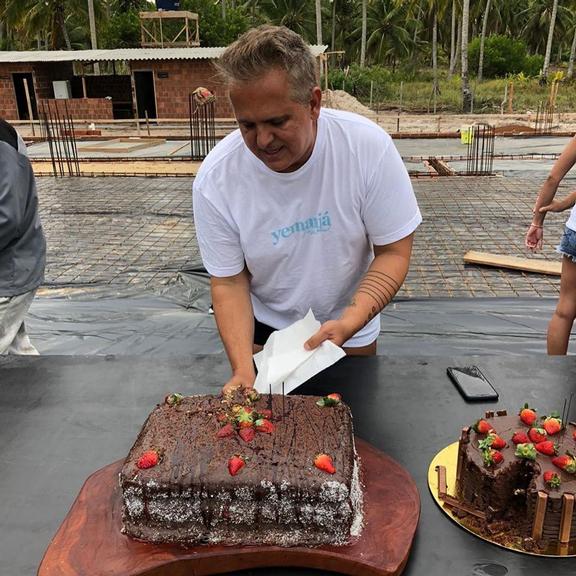 Orlando Morais ganha surpresa de aniversário dos filhos 