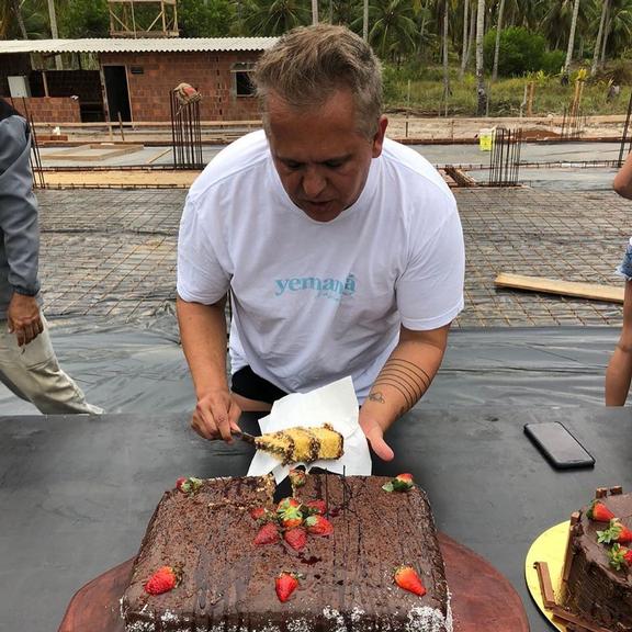 Orlando Morais ganha surpresa de aniversário dos filhos 