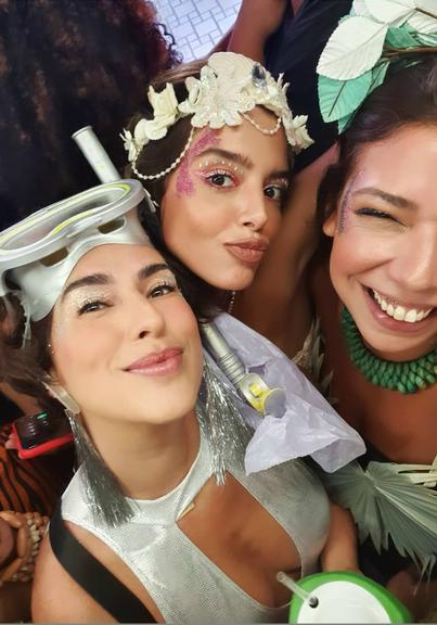 As atrizes compartilharam um pouco do bloco de Carnaval que foram juntas no último domingo, 26