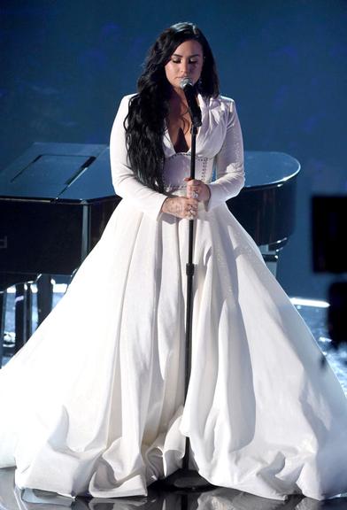 Demi Lovato volta aos palcos no Grammy e se emociona