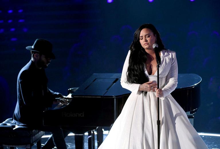 Demi Lovato volta aos palcos no Grammy e se emociona