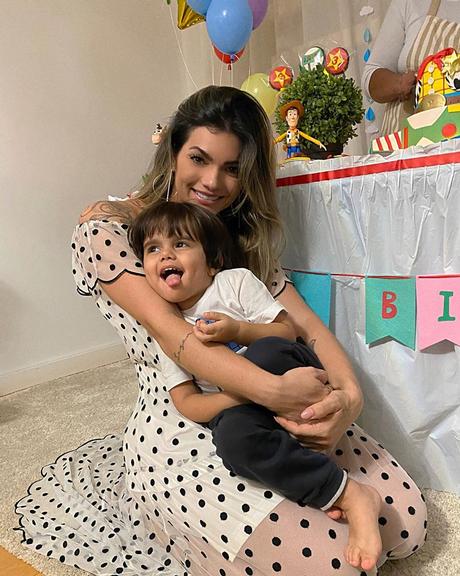 Kelly Key faz festinha caseira para o filho Artur